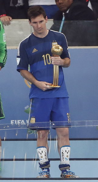 梅西荣膺世界杯金球奖 捧起大赛最佳球员奖杯(图)